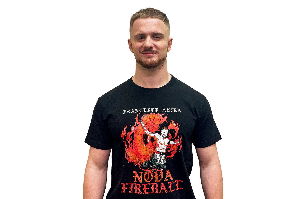 フランシスコ・アキラ「NOVA FIREBALL」Tシャツ - Image 3